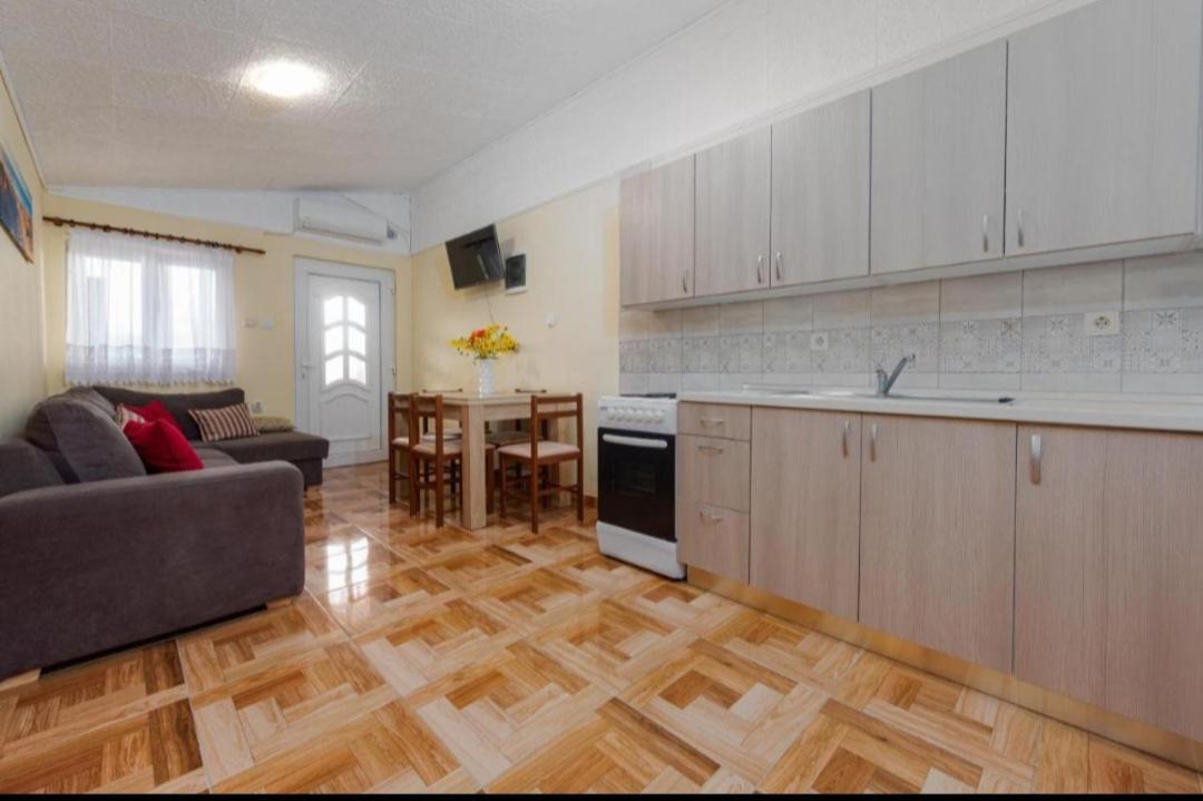 Apartman Zlata วีร์ ภายนอก รูปภาพ